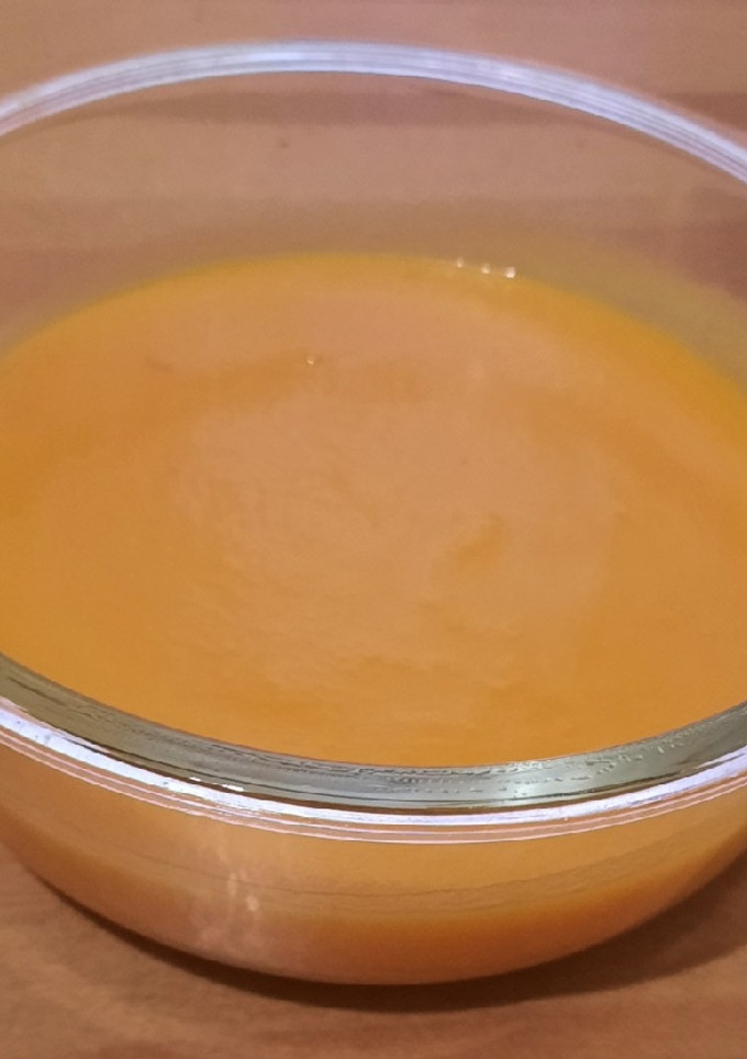Una foto de Crema de calabaza y zanahoria con almogrote