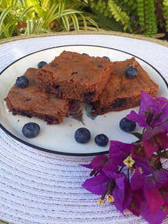 Una foto de Brownie de coco y arándanos
