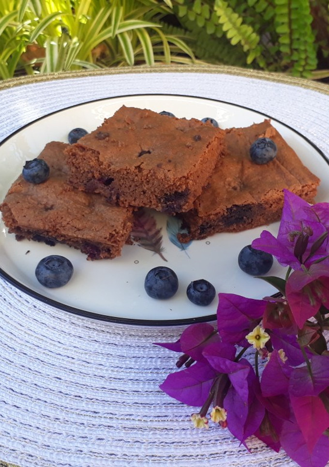 Una foto de Brownie de coco y arándanos