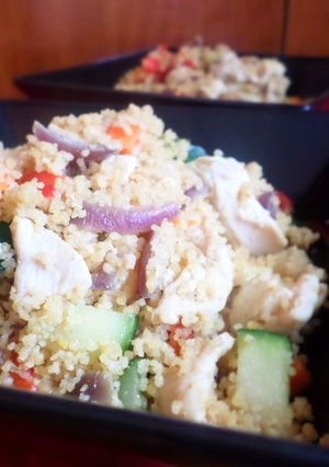 Foto principal de Couscous integral con pollo y verduras con toque de curry y coco