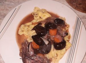 Une photo de Lapin aux pruneaux aux cokeo +accompagné de tagliatelle œufs frais