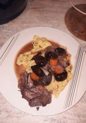 Une photo de Lapin aux pruneaux aux cokeo +accompagné de tagliatelle œufs frais