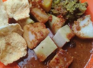 Foto resep Ayam gulai kentang dengan lontong kuah pecal dan emping goreng