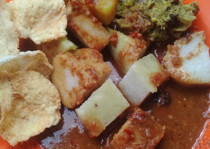 Ayam gulai kentang dengan lontong kuah pecal dan emping goreng