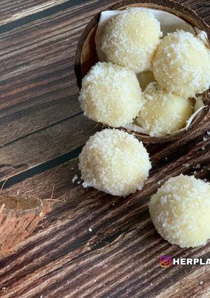 नारळाच्या किसाचे इन्स्टंट लाडू (instant naral ladoo recipe in marathi) रेसिपी चे मुख्य फोटो 