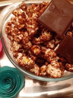 चॉकलेट पॉपकॉर्न (Chocolate popcorn recipe in hindi) रेसिपी मुख्य फोटो