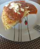 Tortilla de tallarines acompañada con salsa
