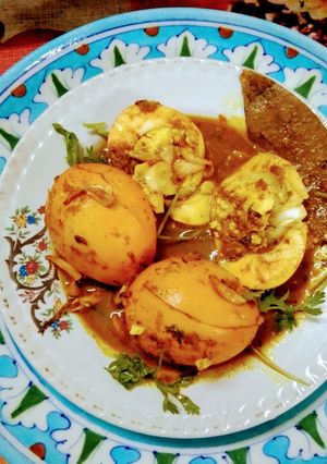 A picture of Garlic Egg Curry.