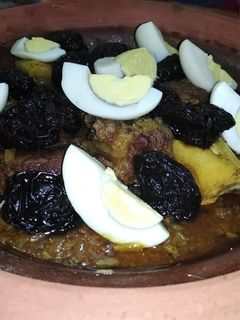 صورة لوصفة طجين لحم بالبرقوق