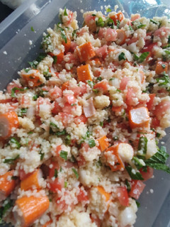 Una foto de Ensalada de cuscús y palitos de surimi