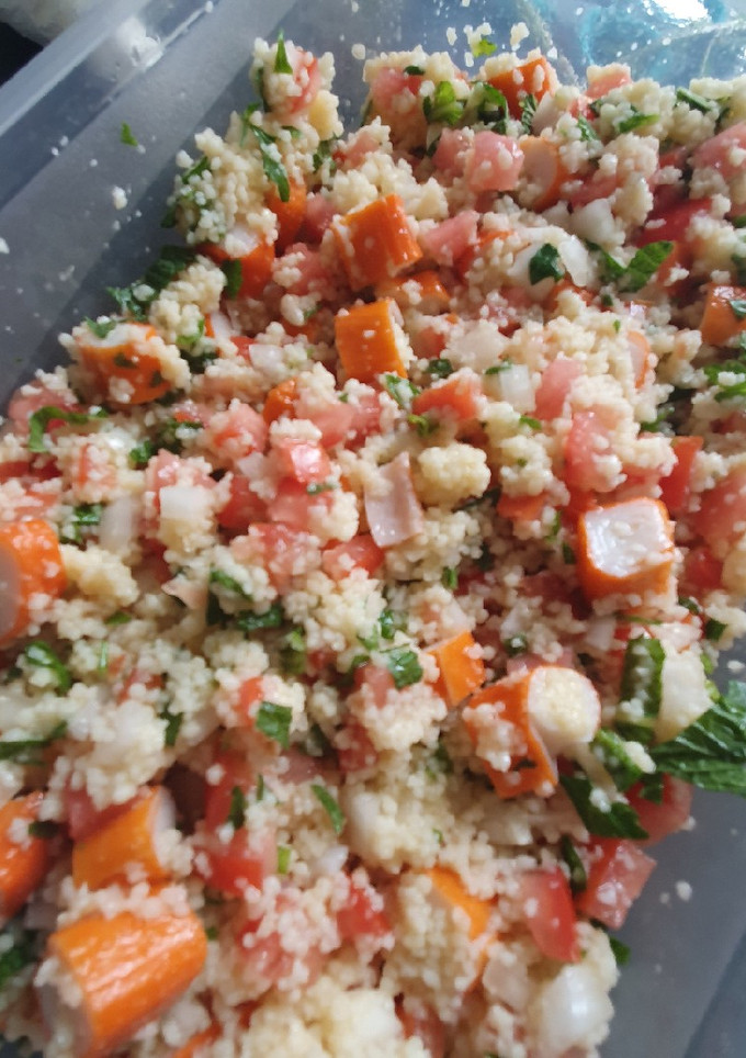 Una foto de Ensalada de cuscús y palitos de surimi