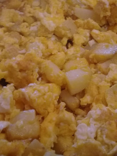 Una foto de Papas con huevo. Desayuno fácil. 🍛🖒