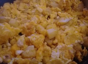 Una foto de Papas con huevo. Desayuno fácil. 🍛🖒