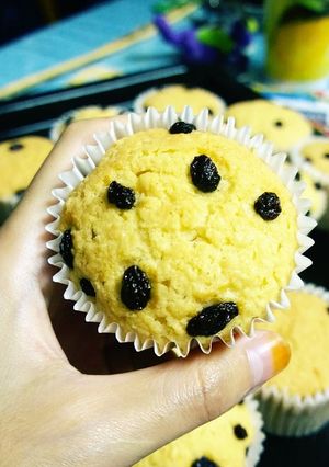 A picture of Mira's Coconut Muffin with Raisins.