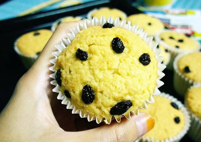 Simple Way to Prepare Super Quick Homemade Mira&#39;s Coconut Muffin with Raisins