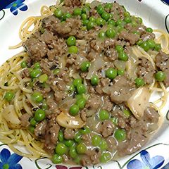 A picture of Beef gravy with peas and garlic.
