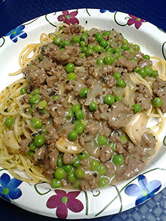 A picture of Beef gravy with peas and garlic.
