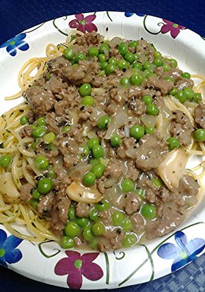 A picture of Beef gravy with peas and garlic.