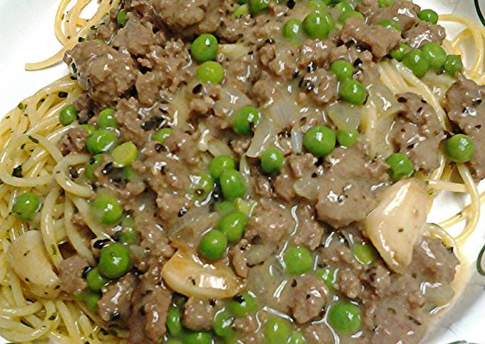 Recipe of Tasteful Beef gravy with peas and garlic
