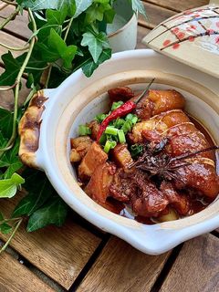 Hình của món Thịt kho hoa hồi.