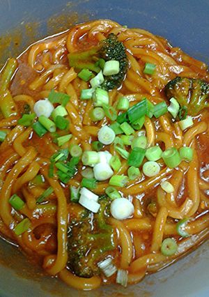 A picture of General Tso's noodles.