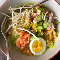 A picture of Indonesian Chicken Soup (Soto Ayam Bumbu Kuning).
