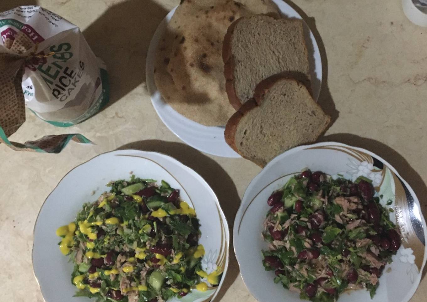 Tuna salad with dark beans