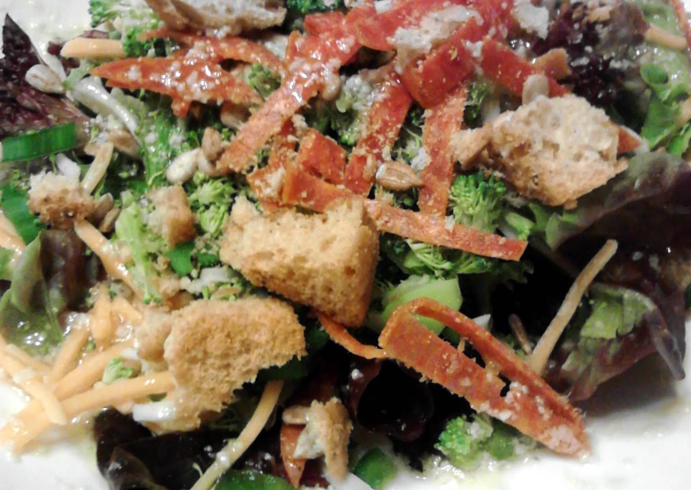Rocco's Almost Everythings in it Looseleaf Salad