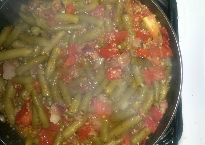 Green beans with tomato and bacon