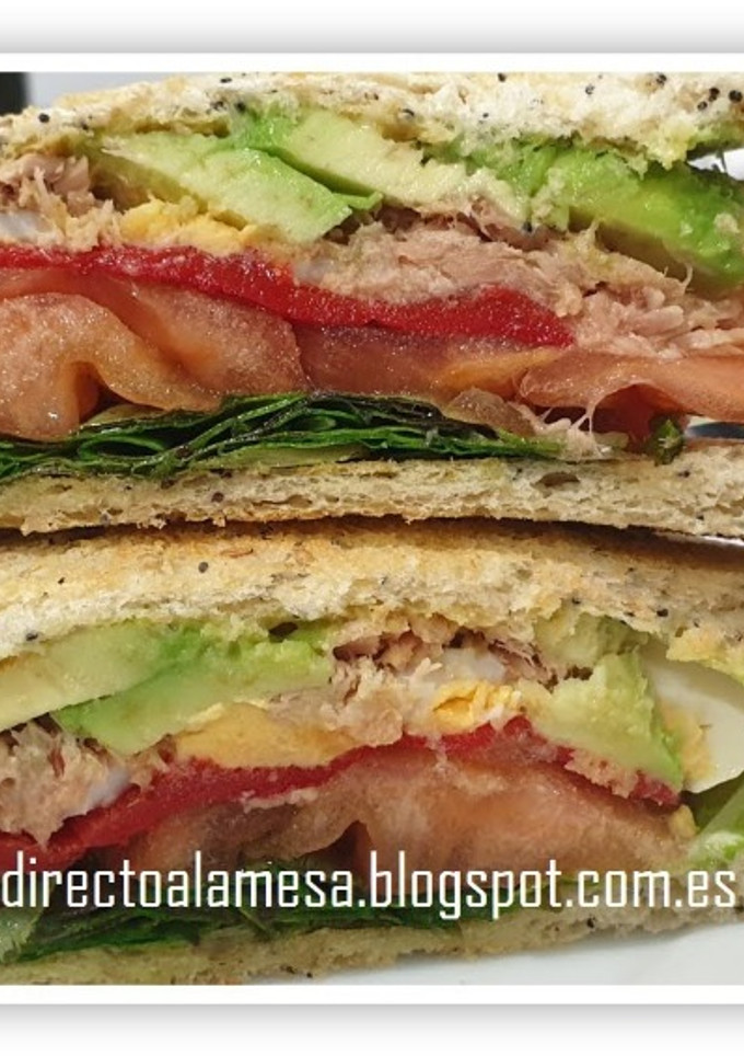 Una foto de Sándwich de atún, aguacate y pimiento de piquillo