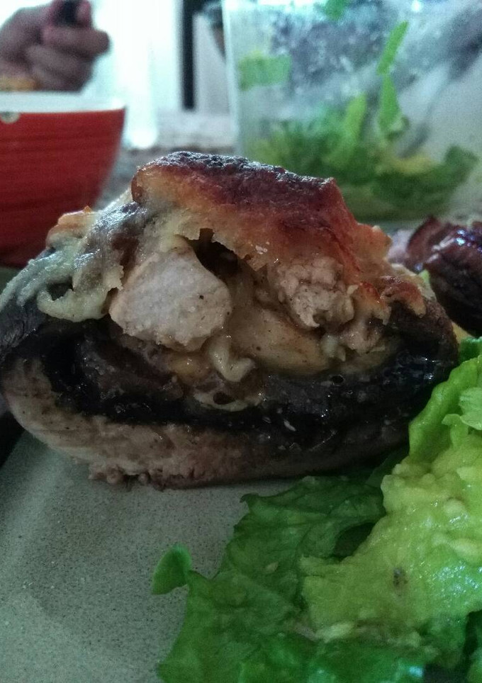 Una foto de Portobellos rellenos con pollo y mozzarella gratinado