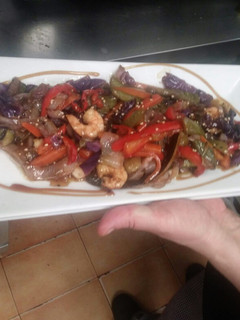 Una foto de Wok de verdura y langostinos