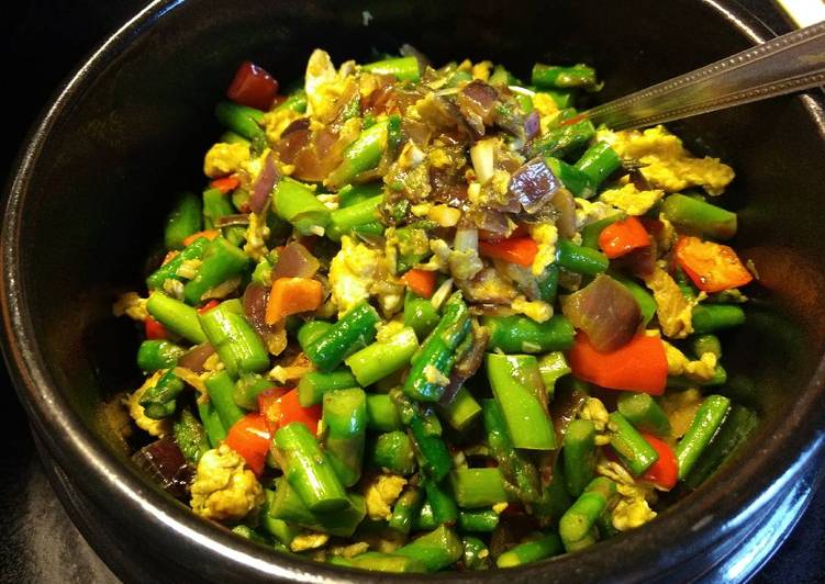 Steps to Make Super Quick Homemade Quick Sauté: Asparagus and eggs芦笋炒蛋