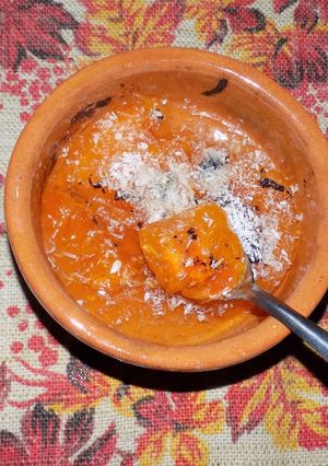 Una foto de Kaki flambeado con wiski, coco rallado y salsa de maracuyá