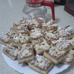 A picture of Cake with jam and grated dough.
