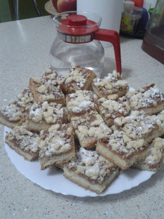 A picture of Cake with jam and grated dough.