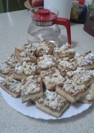 A picture of Cake with jam and grated dough.