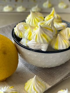 รูปของ เลมอนเมอแรงค์ Lemon meringue cookies