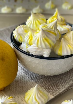 รูปของ เลมอนเมอแรงค์ Lemon meringue cookies