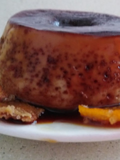 Una foto de Flan de huevo con crujientes de cáscara de naranja