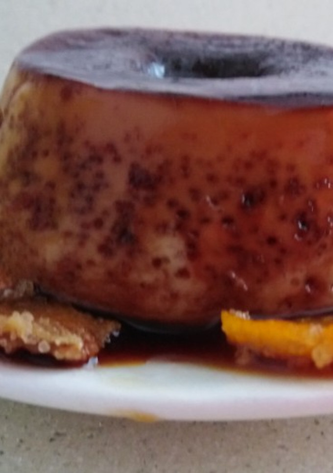 Una foto de Flan de huevo con crujientes de cáscara de naranja