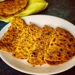 A picture of Missi Roti.