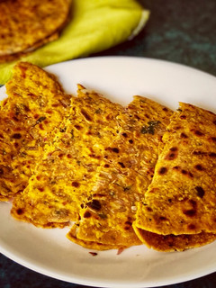 A picture of Missi Roti.