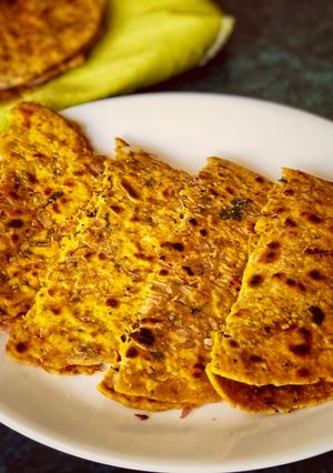 A picture of Missi Roti.