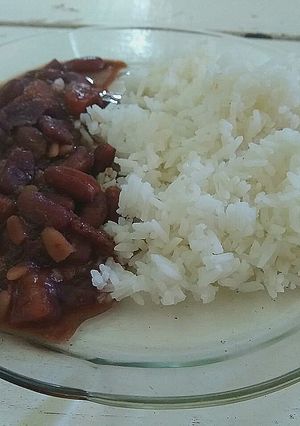 Una foto de Guiso de caraotas rojas y plátano