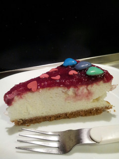 A picture of AMIEs Special HEART Cheesecake.