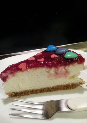 A picture of AMIEs Special HEART Cheesecake.