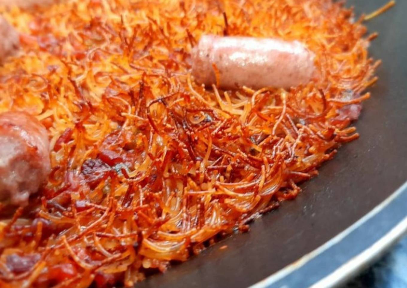 Fideuá de calamar y salchichas