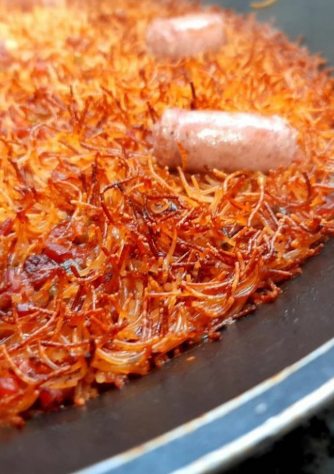 Una foto de Fideuá de calamar y salchichas