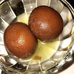 A picture of Gulab jamun.